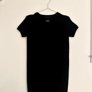 Svart kaschmirklänning från Rag & Bone - Jättefin miniklänning i 100% kaschmir från exklusiva märket Rag & Bone! Passar XS/S