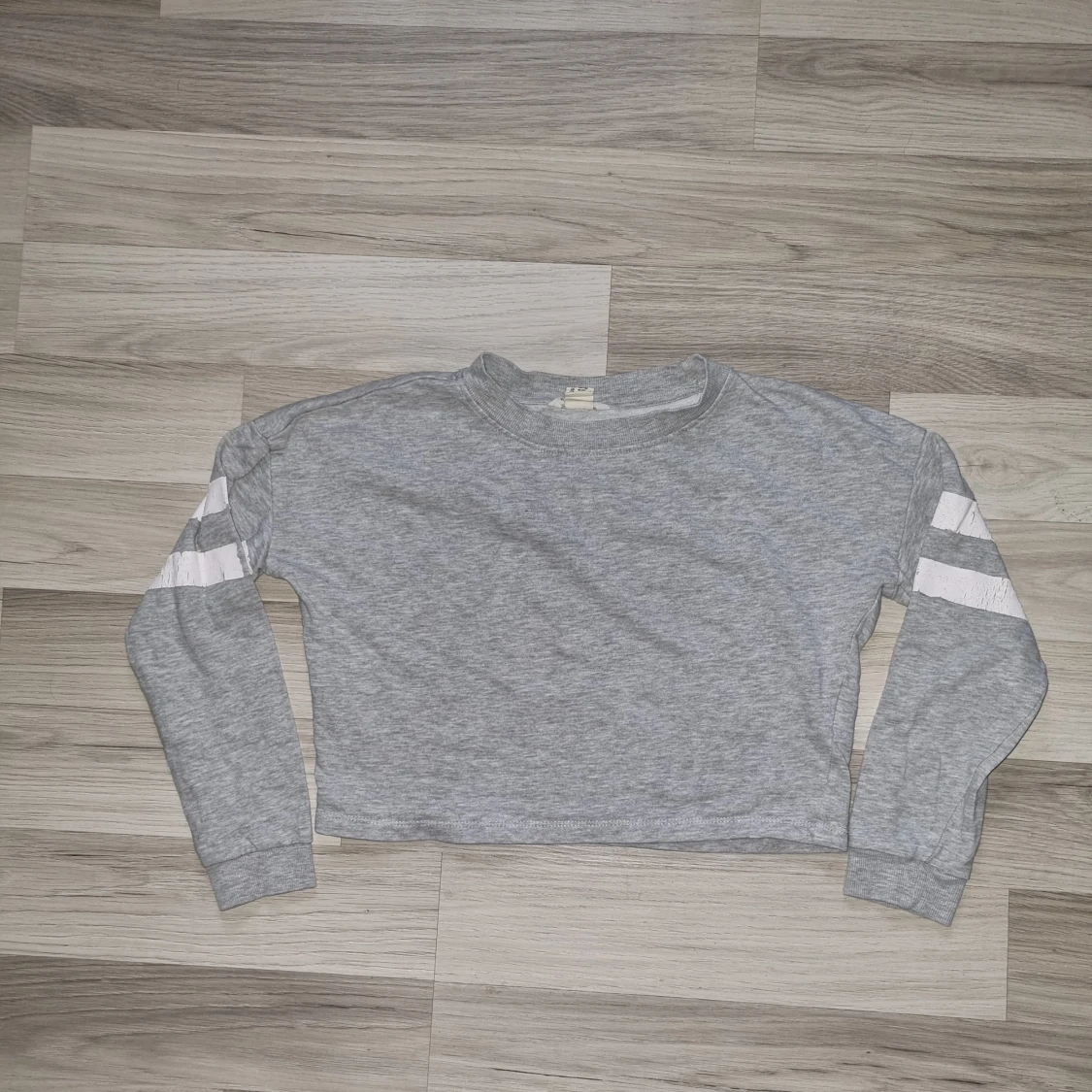 Grå croppad sweatshirt från H&M
