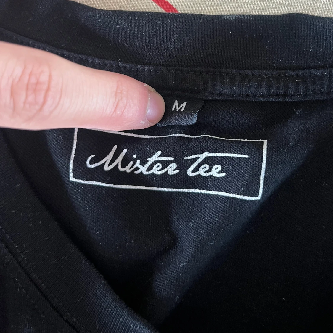 Svart t-shirt från Mister Tee - 1