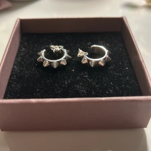 Silvriga örhängen med nitar från Edblad - Fina populära Edbladörhängen i nyskick som ej kommer till användning💗 kommer posta dom i Edbladasken som jag visar på näst sista bilden🥰