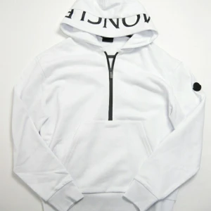 Vit hoodie från Moncler med huva och dragkedja - Säljer en vit hoodie från Moncler med svart halv dragkedja framtill. Huva med tryckt Moncler-logga och svart patch på ärmen. Perfekt för en stilren och sportig look. Storlek L   köpt för längesen på en marknad och aldrig haft på mig den