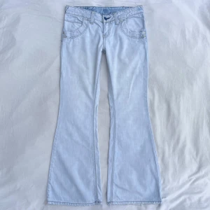 Lågmidjade flared jeans i ljus tvätt❤️ - Midja 39,5x2 cm, gren 19 cm, innerben 79 cm o benslut 29x2 cm🫶🏻storlek W29/L32 vilket motsvarar S i dagens storlek