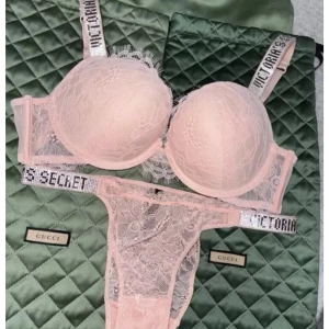 Victoria's Secret Rosa spets-bh  - Skitsnygg victoria's secret BH i superfin ljusrosa färg, helt som ny men ja va fett delulu o trodde ja va 75 b (man ba näej gumman de va du ickej😃) Annars satt den jätte skönt, säljer billigt för ja behöver pengar snabbt😘