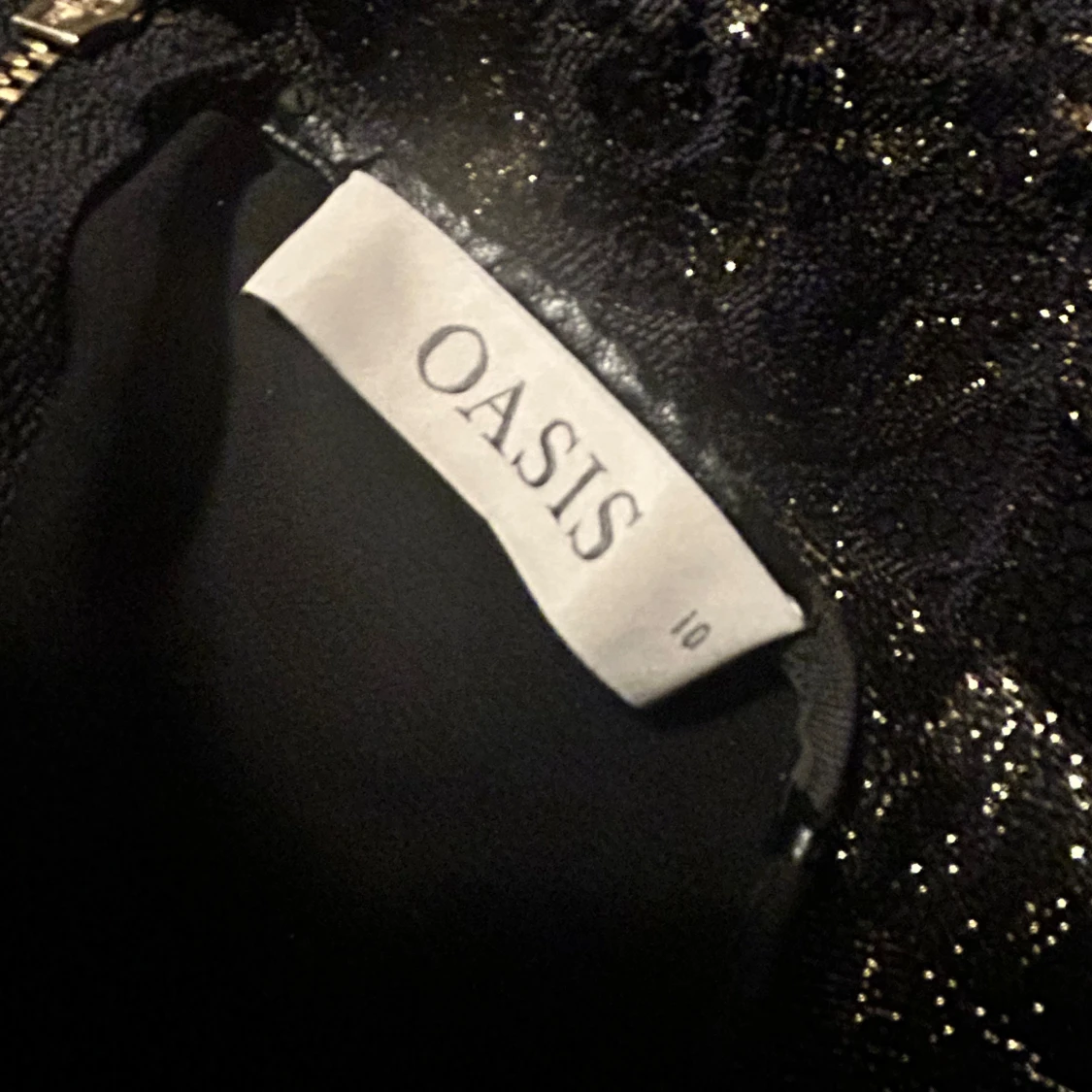 OASIS Svart och guldglittrig klänning med spetsdetaljer - 4