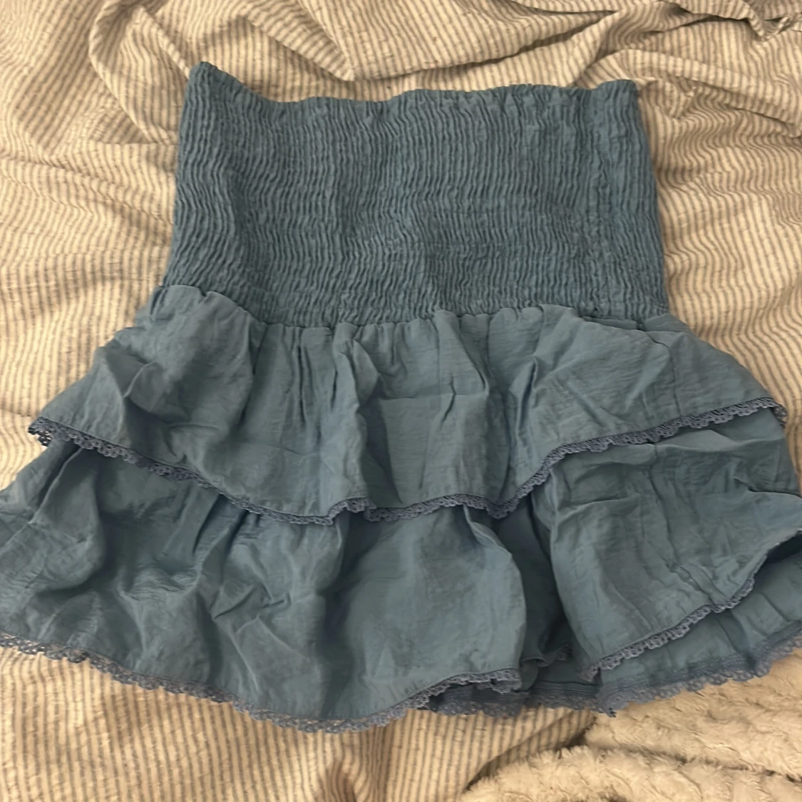 Blå volangkjol med smock