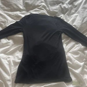 Svart långärmad topp från Intimissimi - En svart, långärmad och figurnära topp från Intimissimi. Säljer pga den inte kommer till användning. Köpt för 489kr på deras hemsida säljer för 250kr
