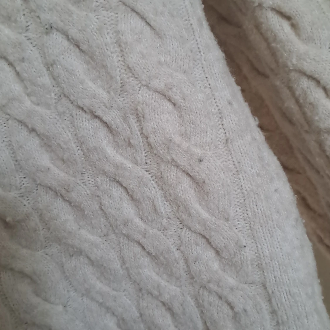 Beige kabelstickad tröja från H&M - 2