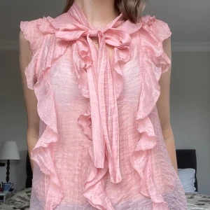 Söt volangtopp - Så himla fin volangtopp/knytblus🥰💕💕💕 Storlek XS men passar S också🌸🤗