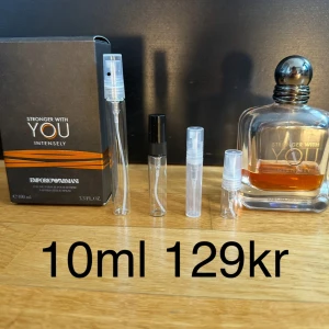 Stronger with you intensely 10ml - Säljer Emporio Armani Stronger With You Intensely, en herrparfym med doftnoter av vanilj, sötma, amber och kanel. Perfekt för den som vill ha en varm, kryddig och långvarig doftupplevelse. Detta är en tjejmagnet ! Priset står för 10ml, 10ml är ungefär 100st sprays. Nypris ca 1300kr. FINNS I 2,3,5,10ML KOLLA PROFILEN FÖR ANDRA STORLEKAR ! 2ml 39kr | 3ml 49kr | 5ml 69kr | 10ml 119kr |