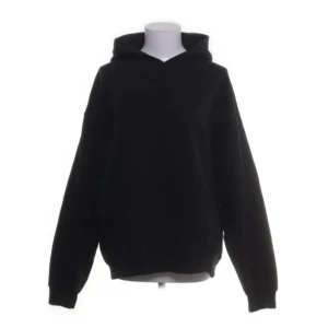 Snygg hoodie💘 - En svart oversized hoodie. Perfekt för en avslappnad stil och enkel att matcha med det mesta. Mjuk och bekväm, köpt från Sellpy men aldrig använd💗