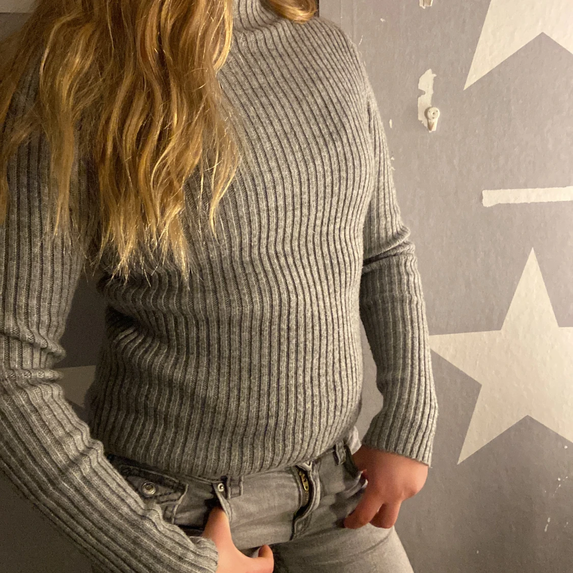 Grå ribbad stickad polotröja från Uniqlo