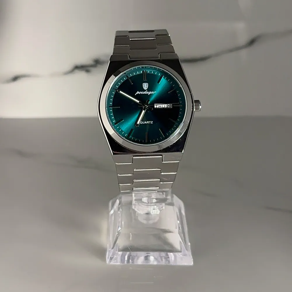 Snygg herrklocka med grön urtavla och dag/datumvisning. Klockan har en stilren silverfärgad länk i metall och kvartsverk. Perfekt accessoar för dig som gillar klassisk design med modern touch. BOX, ALLA LÄNKAR och LÄNKJUSTERARE MEDFÖLJER! PRISET KAN DISKUTERAS VID SNABB AFFÄR!. Asusteet.