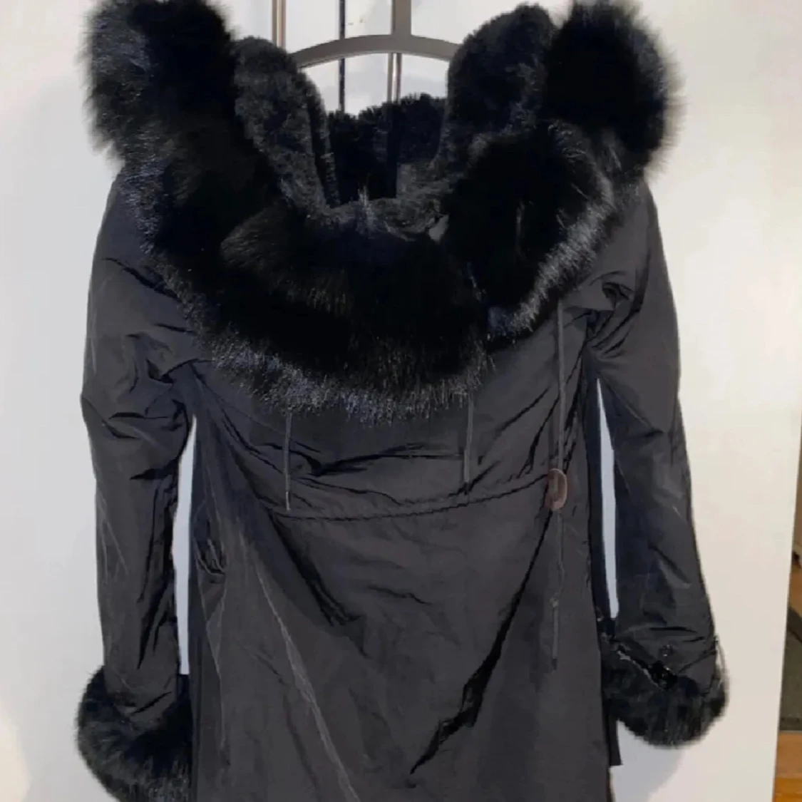 Svart parkajacka med äkta rävpäls  - 1