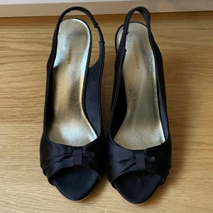 Sandaletter med plattåsula i kork - Jättefina sandaletter i satinliknande material, perfekt till sommarens fester💕 Stl 37