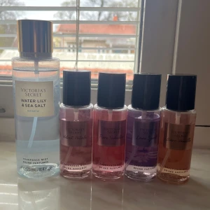 Victoria's Secret body mist i olika dofter - Fem olika body mist från Victoria's Secret: Water Lily & Sea Salt, Velvet Petals, Pure Seduction, Love Spell och Bare Vanilla. Flaskorna är genomskinliga med svarta lock och olika färgtoner beroende på doft. Det är väldigt mycket kvar i alla 🫶🏻