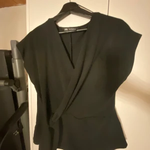 Zara blus - Säljer min zara blus jag köpte här på Plick men ser precis ny köpt ut! Super fint skick men den kom tyvärr aldrig till användning pågrund av att den inte passade mig💗