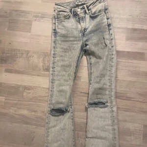 Ljusblå jeans - Säljer ett par bootcut jeans med låg midja. Jeansen är använda men i bra skick.