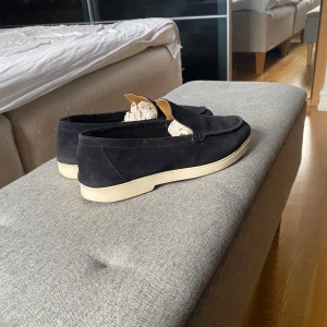 Mocka loafers - Snygga marinblå loafers i mocka med en kontrasterande vit sula, strl 43. Skick 8/10 . Perfekta för en stilren look och passar bra till både jeans och chinos. Perfekta till vår och sommar. Extrem sköna! 