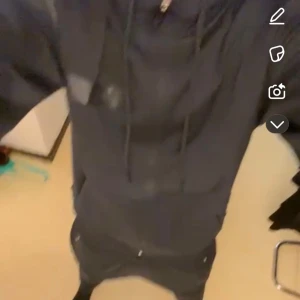 Blå hoodie och byxor från BOSS - Säljer en blå hoodie och byxor från BOSS med dragkedja framtill och huva med snörning. Tröjan har fickor på sidorna och en diskret BOSS-logga på bröstet. Perfekt för en avslappnad och stilren look.