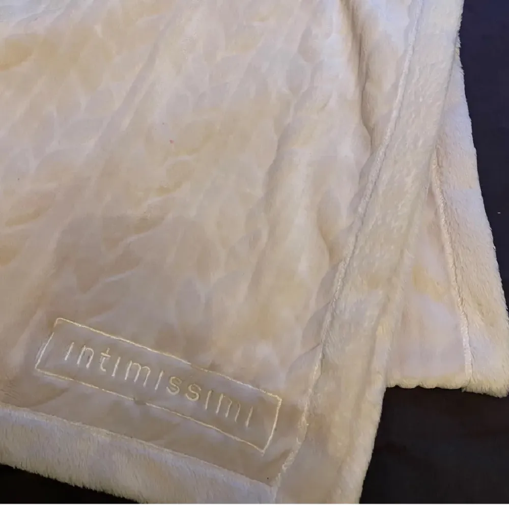 Säljer en supermjuk och fluffig ljusrosa filt från Intimissimi. Snygg design med en liten logotyp i ena hörnet 💞💞 äkta intimissimi 💞. Muu.
