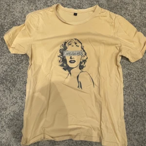 Beige t-shirt med tryck - Beige tshirt 