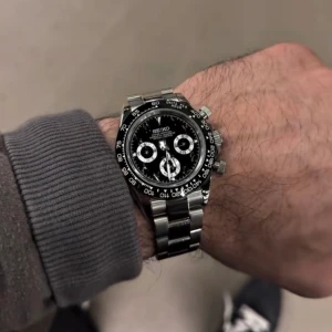 Seiko kronograf herrklocka i silver och svart - Stilren Seiko herrklocka med kronograf och svart urtavla. Klockan har en robust länk i silverfärgat stål och tydliga vita detaljer på urtavlan. Perfekt accessoar för dig som gillar klassisk design och funktion.