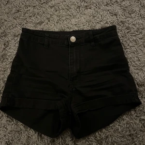 Svarta jeansshorts  - Högmidjade, väldigt stretchiga och bekväma, använda några gånger