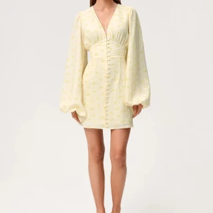 Florence Dress Adoore - Florence Dress från Adoore i stl 32. Klänningen är ej använd och prislapp sitter kvar. Nypris 1495kr.