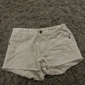 Vita jeansshorts  - Mid/Högmidjade, justerbara i sidorna med resår band 