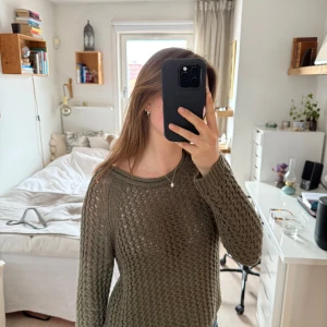 Trendig virkad tröja - Säljer en olivgrön virkad tröja från jättefint skick och knappast använd! 