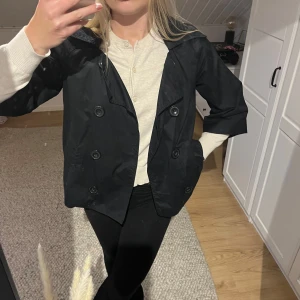 Svart trenchcoat med bälte - Superfin svart trenchcoat med trekvartsärmar. Perfekt tunn jacka nu till våren och sommaren, snygg med och utan bältet🖤