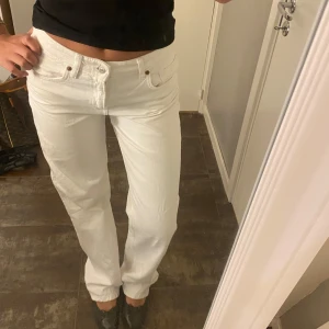 Vita jeans den zara - Vita jeans från Zara i storlek 36.