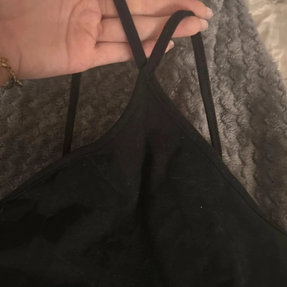 Svart långklänning med smala axelband - 1