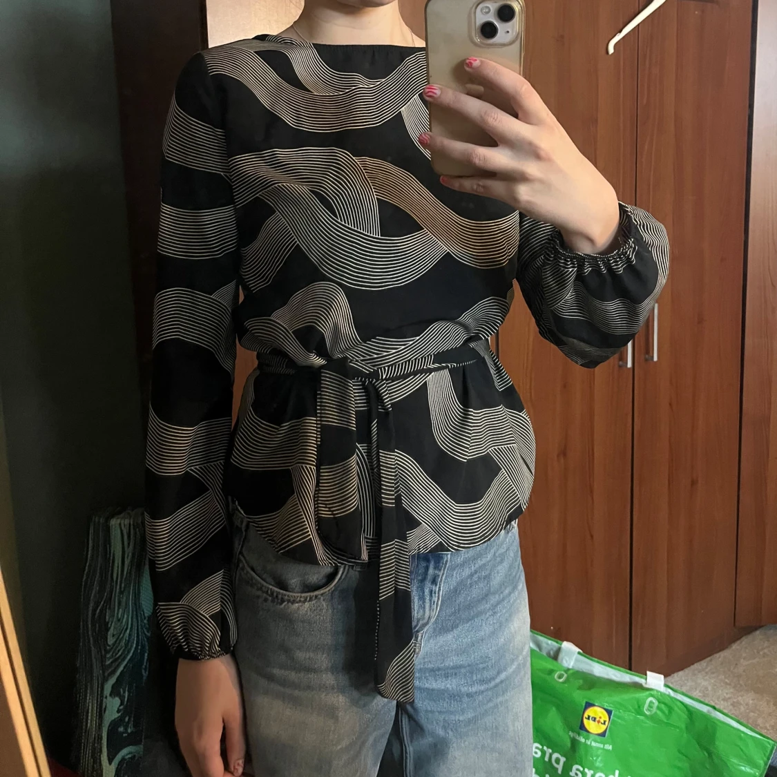 Svartvit blus med grafiskt mönster och knytband - 1