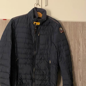 Mörkblå lättviktsjacka från Parajumpers - Säljer en mörkblå lättviktsjacka från Parajumpers i storlek S. 
