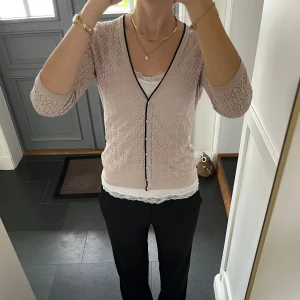 Rosa stickad kofta  - Rosa trekvartsärmad kofta från H&M i storlek M, passar även S. Fint skick. Använd gärna köp nu!
