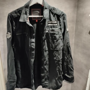 Svarr skjorta från Superdry  - Skönaste skjortan 🌟 Och snyggast, sälj endast pga för liten...
