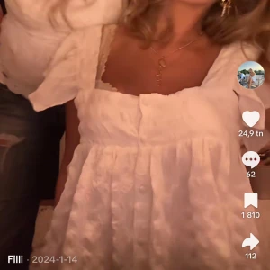 Vit blus med puffärmar och knappar - Säljer en söt vit blus med korta puffärmar och knappar framtill. Blusen har en djup fyrkantig ringning, och är så perfekt inför sommaren💕💕