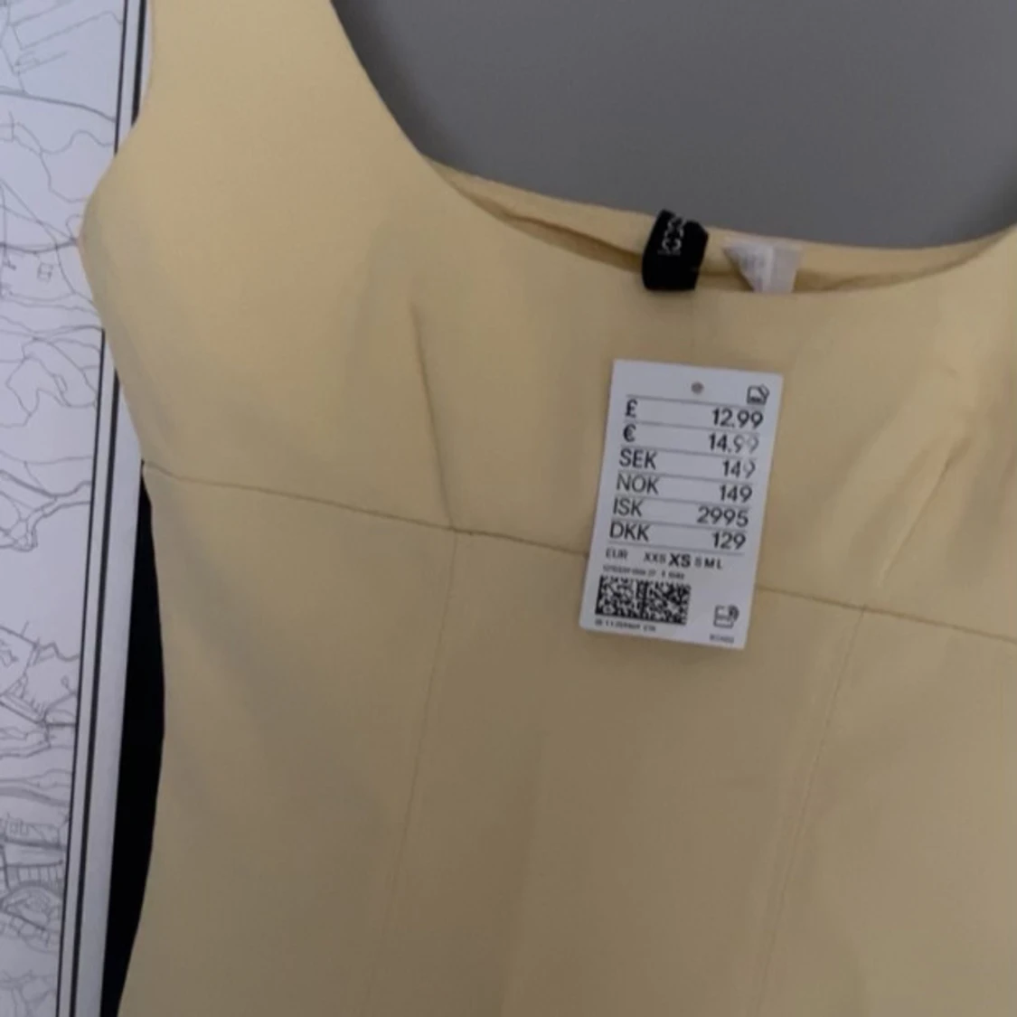 Ljusgul linnetopp med breda axelband - 2