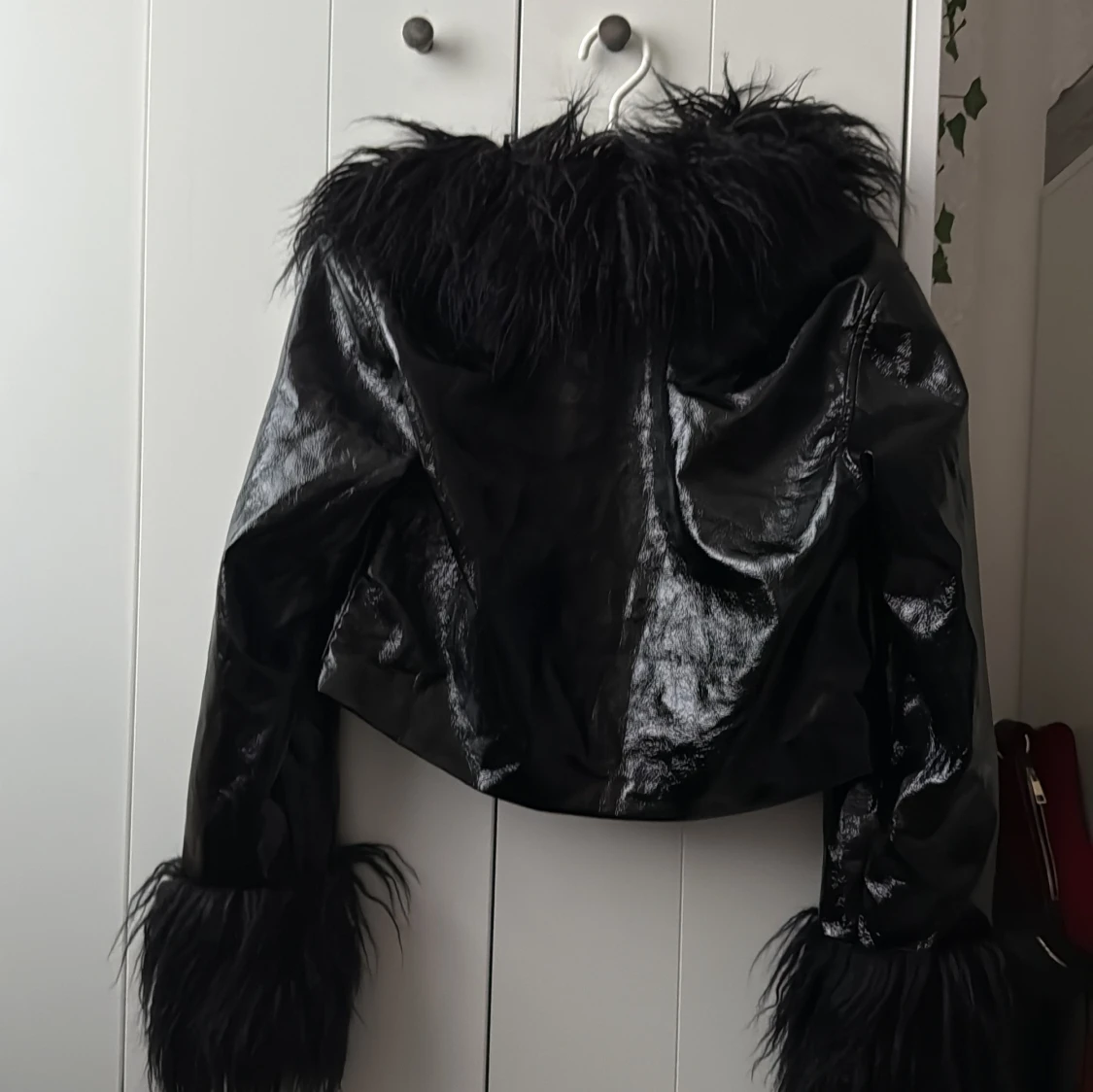 Svart croppad jacka med fuskpäls - 1