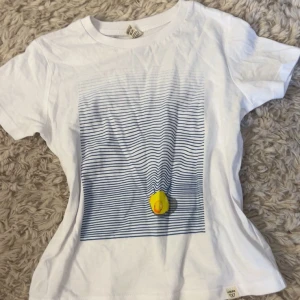 Baby t-shirt - använd 1 gång. köpt på barnavdelning men passar om du använder xs/xxs