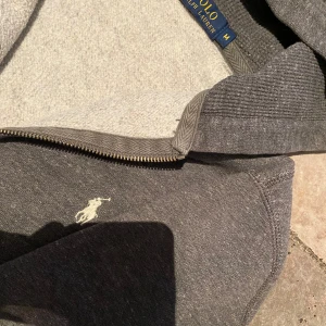 Ralph Lauren Full Zip Hoodie Medium - Grå Polo Ralph Lauren Full Zip hoodie i väldigt gott skick. Snören saknas men 100% äkta.
