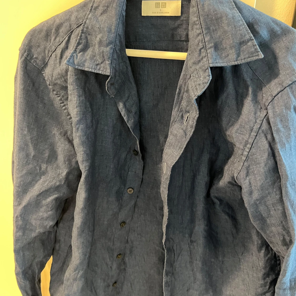 Blå linneskjorta från Uniqlo
