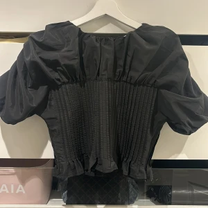 Svart topp - Så snygg svart topp 