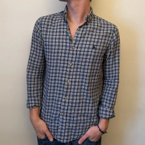 Ralph lauren skjorta  - En as schysst skjorta från Ralph lauren. Storlek S och modellen på bilden är ca 182 cm. Fint skick., köp för endast 549kr! 