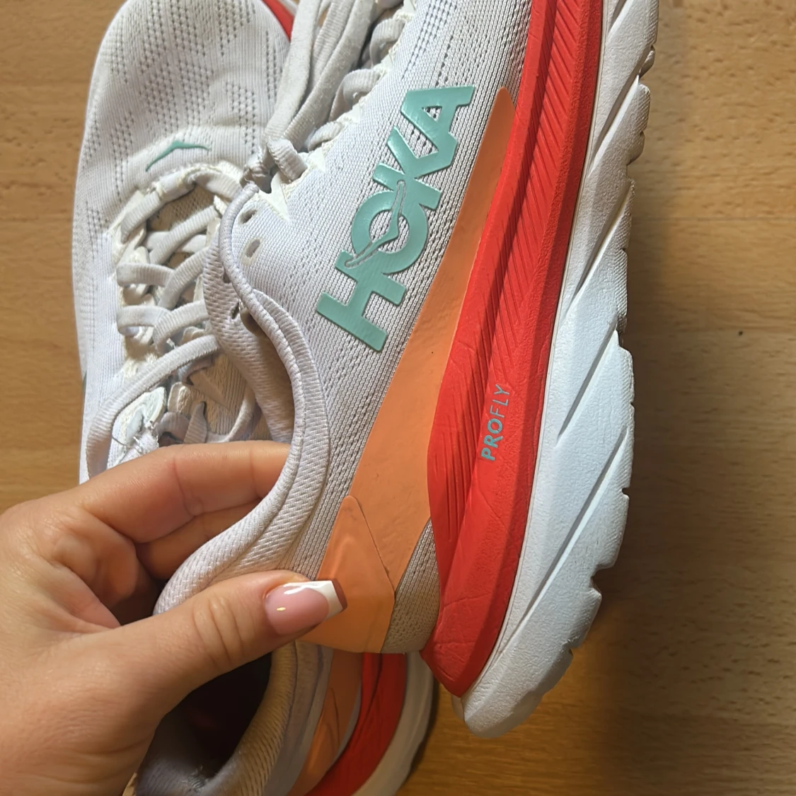 Vita löparskor från Hoka - 1