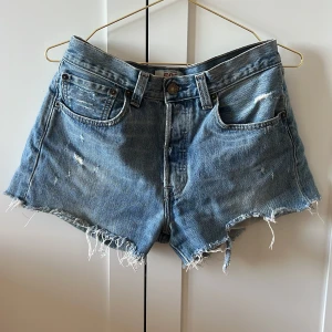 Blå jeansshorts med fransar - Snygga blå jeansshorts perfekt till sommaren