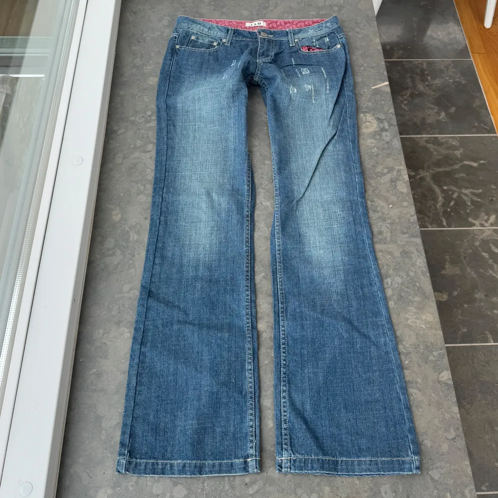 Så snygga jeans som tyvärr inte passar mig och har därför ingen bild på! Midjemått tvärsöver: 42cm Midjehöjd: 19cm Inerbens längd: 83cm💕. Farkut & Housut.