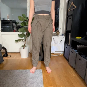 Zara rutiga byxor - Köpt för länge sedan men i väldigt bra skick. Skulle säga att modellen är raka byxor