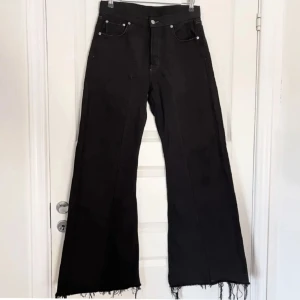 Custom wide legged jeans - Säljer ett par svarta jeans med breda ben och råa, fransiga benslut. Gjort med två par Levis byxor och har hög midja. No signs of use. W30 x L32